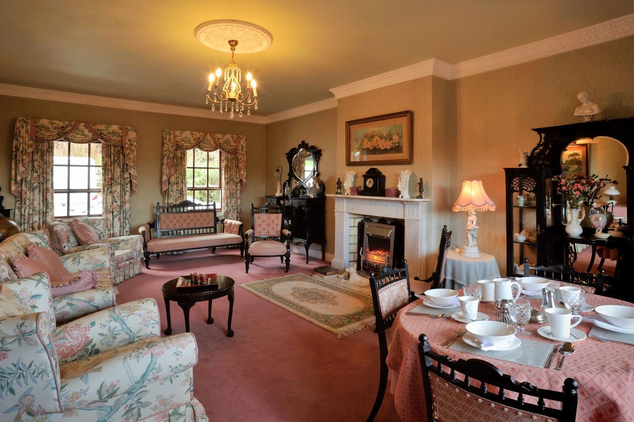 Pinewood Lodge Guest House 奥马 外观 照片